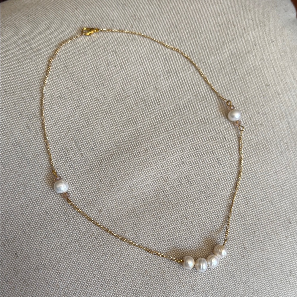 Elegant Gold and Pearl Necklace